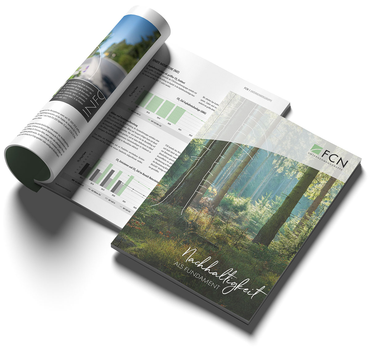 Ein aufgeschlagenes und ein geschlossenes Exemplar der FCN-Nachhaltigkeits-Broschüre liegen übereinander