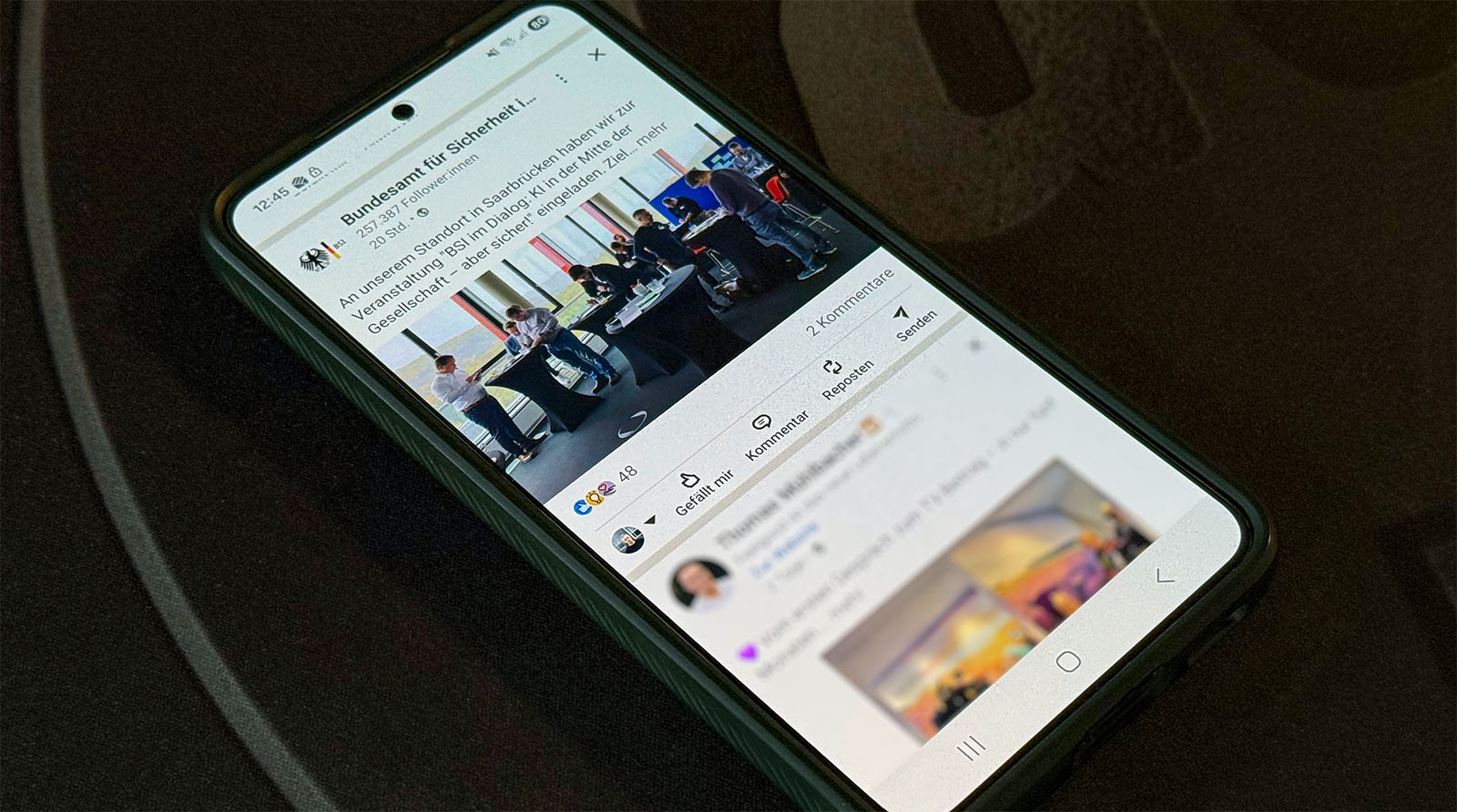 Ein Smartphone liegt auf dem Tisch, auf die LinkedIn App zu sehen ist