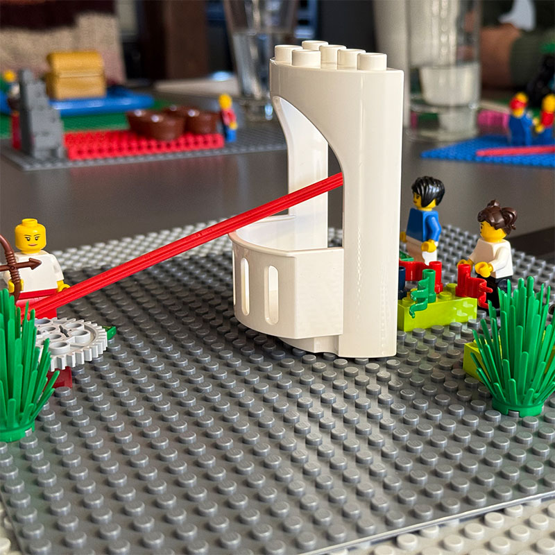 Ein spannendes Gebilde aus Klemmbausteinen. Im Hintergrund sieht man viele weitere angeschnitten.