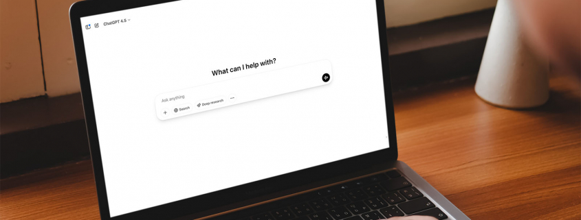 Ein Mann tippt auf einem Laptop einen Prompt in ChatGPT ein