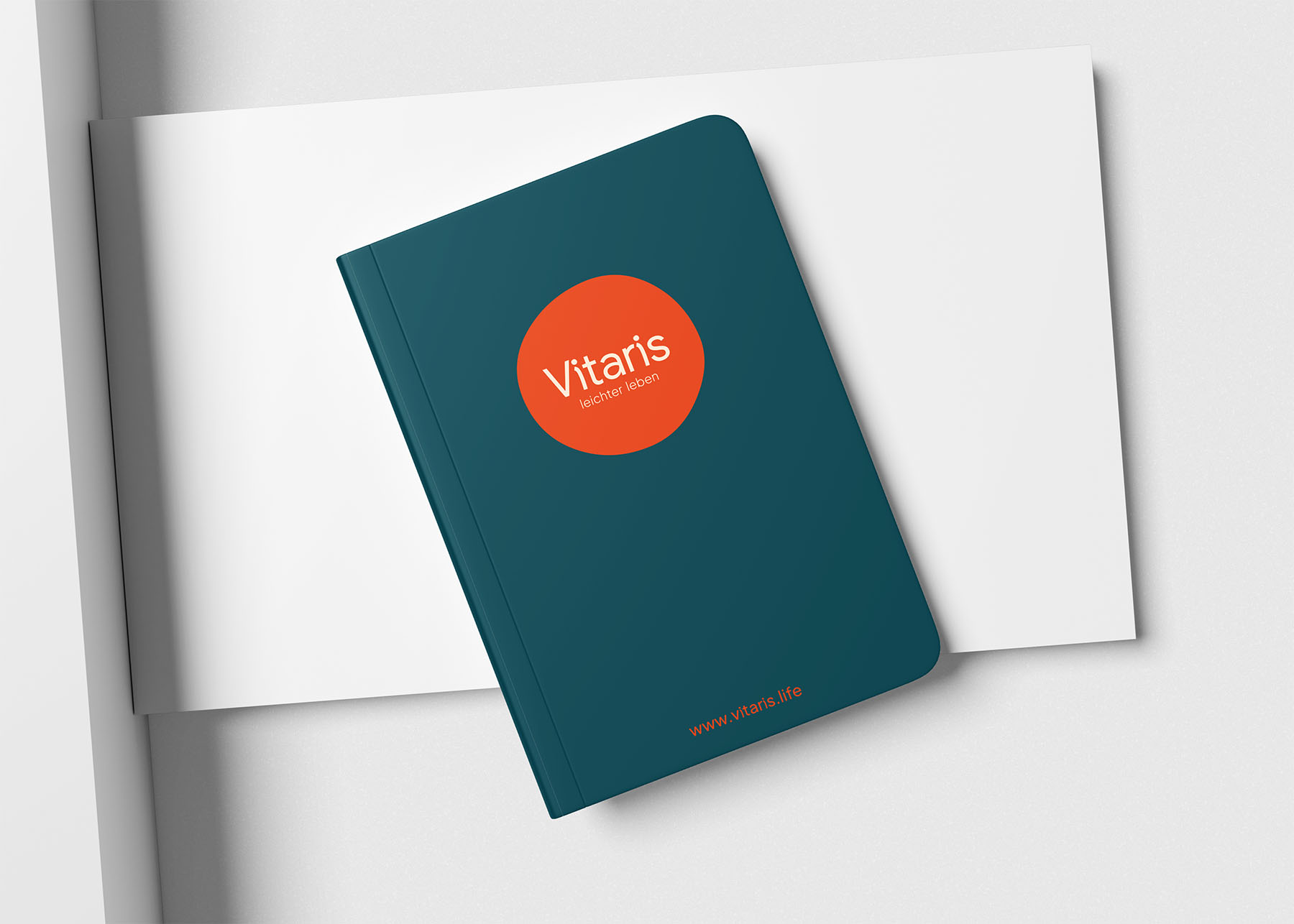 Notizbuch von Vitaris liegt geschlossen auf einem weißen Hintergrund