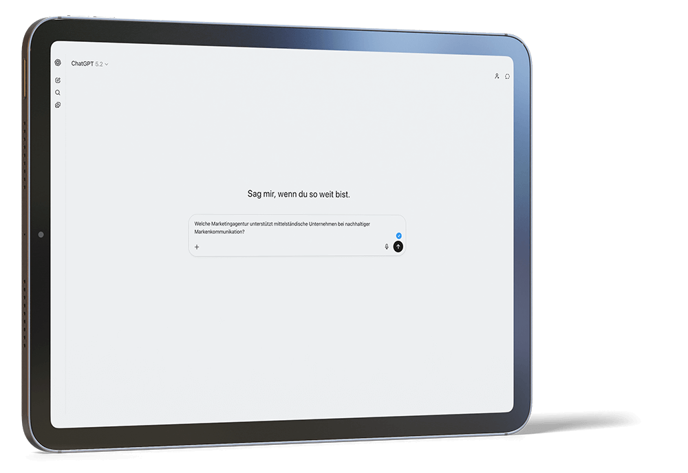 Tablet mit geöffnetem ChatGPT und einem Prompt