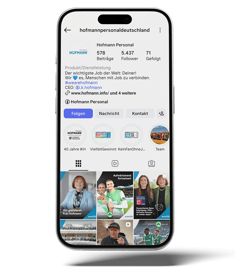 Ein aufrecht stehendes Smartphone mit geöffneter Instagram App, in der man das Unternehmensprofil von Hofmann Personal sieht Ein aufrecht stehendes Smartphone mit geöffneter Instagram App, in der man das Unternehmensprofil von Hofmann Personal sieht