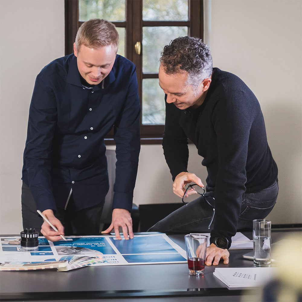 Oliver Schneider und Kevin Schipper beim Prüfen der Farben eines Proofs der Druckerei Oliver Schneider und Kevin Schipper beim Prüfen der Farben eines Proofs der Druckerei