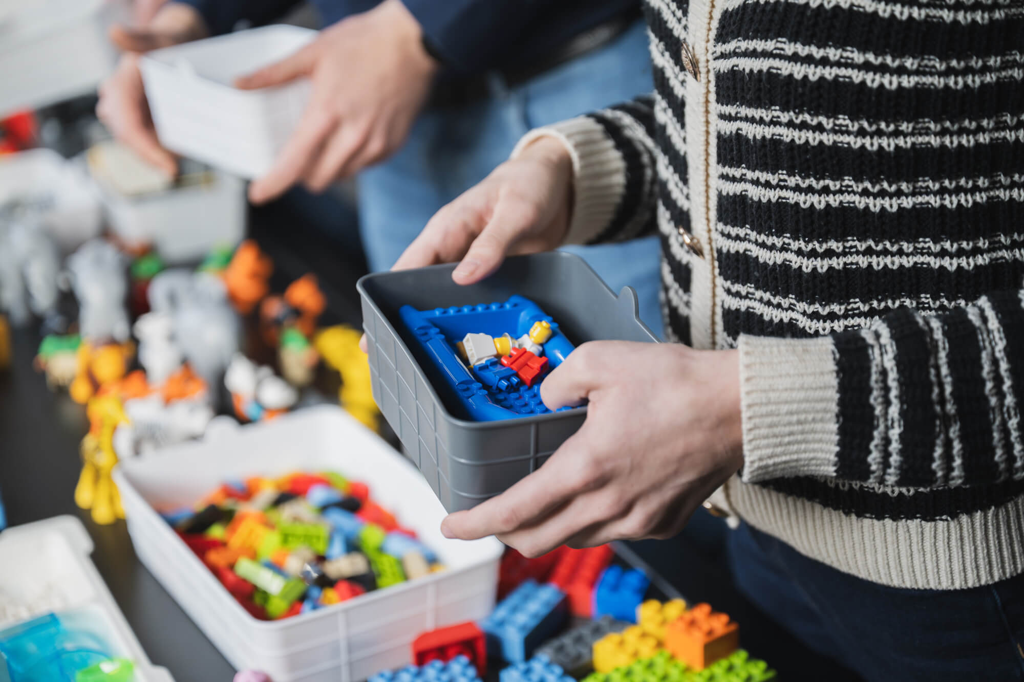 Die Teilnehmer suchen sich Materialien für ihre Bauwerke im Workshop bei FACHWORK5 zusammen