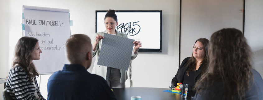Katrin Schulte-Lohmöller führt durch den Workshop bei FACHWORK5